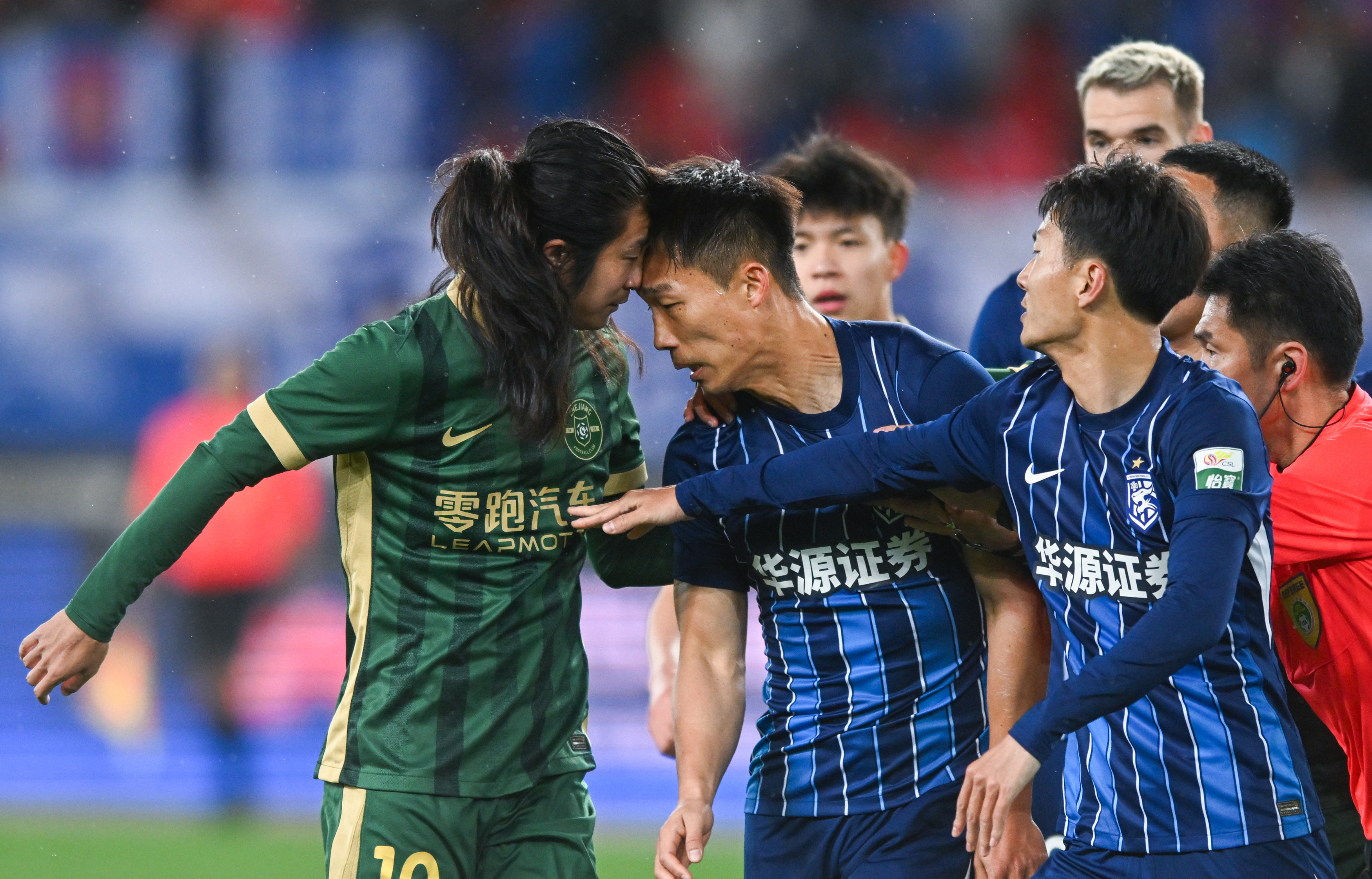 开云娱乐 -武汉三镇训练开放日，赛后防线松动引欢呼，西甲在即，年轻球员得到机会的简单介绍